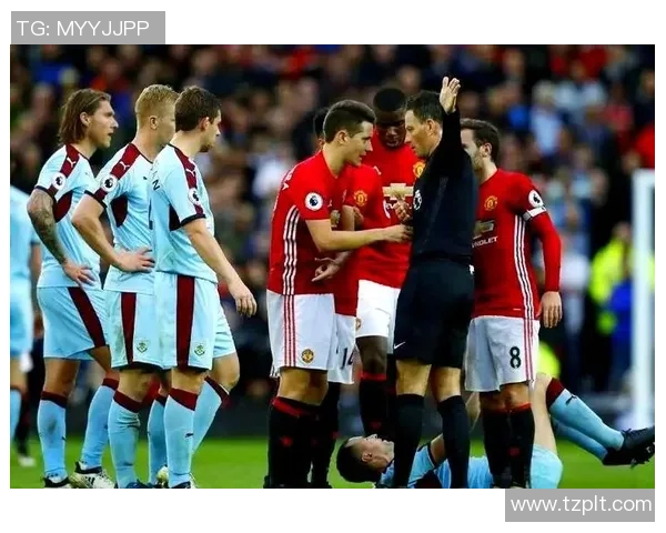 英超激战：多特蒙德6比2曼联争议判罚引发全场沸腾